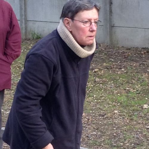 Avant de lancer la boule, Anita analyse le terrain.