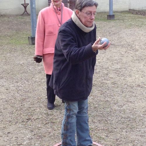 Anita lit l'avenir dans la boule. C'est sûr, la boule va faire un bouchon.