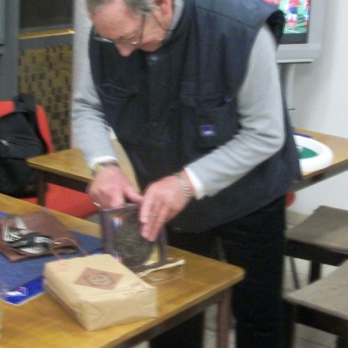 Une petite parenthèse. Jacky, grand amateur de chocolat devant l'éternel, a reçu des mains de Cathy une superbe médaille en chocolat, assortie d'un diplôme, ceci pour sa gentillesse et son dévouement au club.