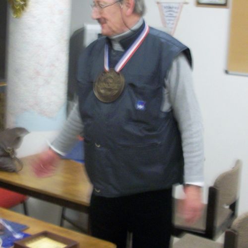 Et voilà l'heureux médaillé.