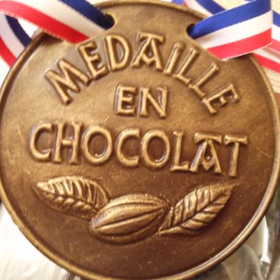 La superbe médaille avant qu'elle ne soit mangée par un gourmand.