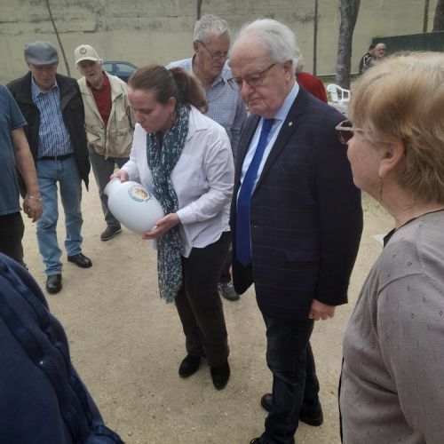 Anne-Caroline nous explique la nature de ce vase de la maufacture de Sèvres.