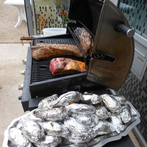 Les pommes de terre, dans lesquelles sera ensuite insérée une tranche de reblochon (quel délice !), attendent sagement.