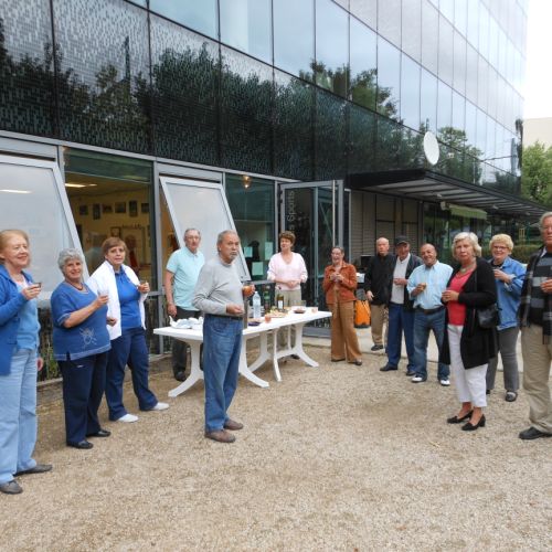 Les convives au garde à vous pour la photo.