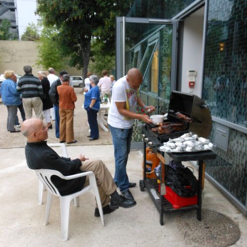 Steve met à chauffer la sauce BBQ (recette exclusive et surprenante) pour les Ribs. Avec un observateur admiratif.