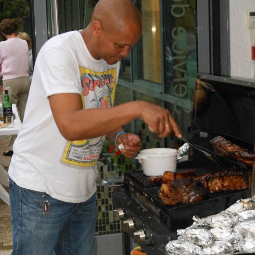 Un petit coup de fourchette de Steve pour vérifier la cuisson.