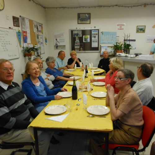 Une des deux tables (Hervé, Anita, Monique, Françoise, Robert, Duoc et les autres).