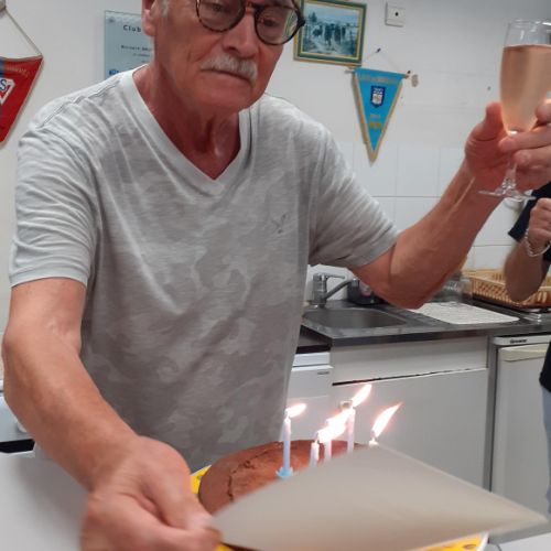 Robert lit la carte d'anniversaire.