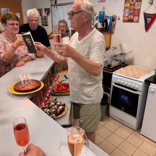 Robert lit son texte.