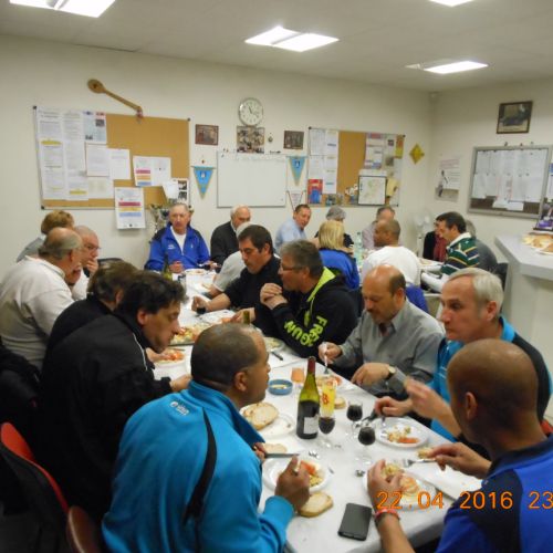 Ambiance conviviale après la partie gagnée par Vanves contre Garches.