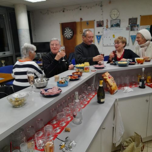 Michel se retrouve en minorité au milieu de toutes ces dames.