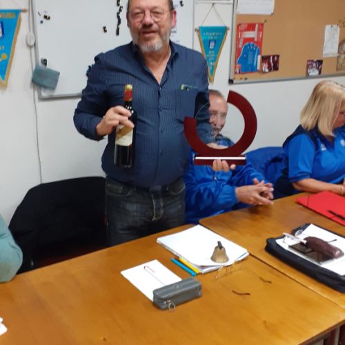 Remise des prix : une médaille et une bouteille de Pessac Léognan pour Patrice, vainqueur du tête-à-tête Lapeyronnie.