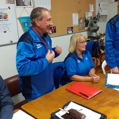 Une médaille et une bouteille de Martini pour Michel, deuxième de la triplette mêlée.