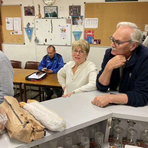 Robert pensif. Michel relit ses notes à la table du bureau.