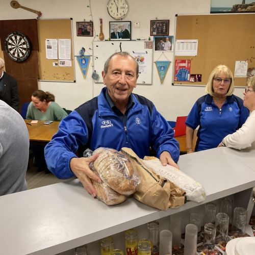 Michel ramène le pain pour le buffet.