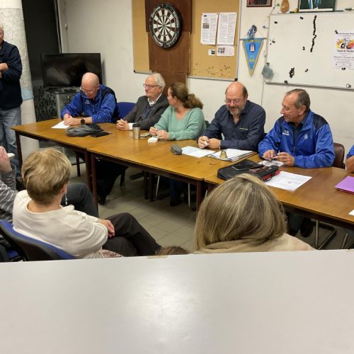 Le Bureau est en place avec les représentants de la mairie : Patrick, Bernard Roche, Conseiller Municipal – Délégué aux sports, Anne-Caroline Cahen Adjointe aux sports, Patrice et Michel.