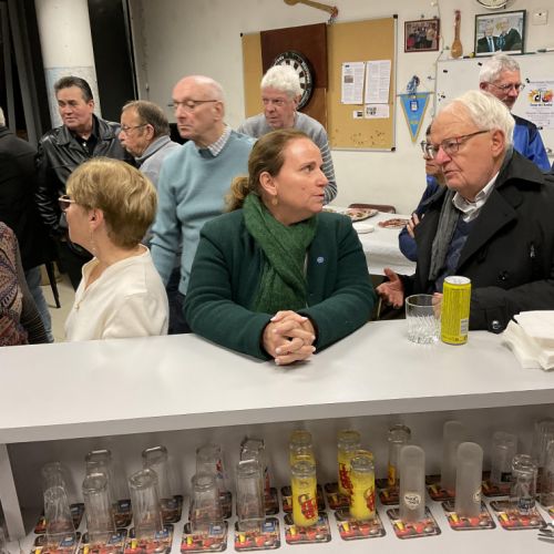 Anne Caroline et Bernard, les représentants de la mairie, en aparté.