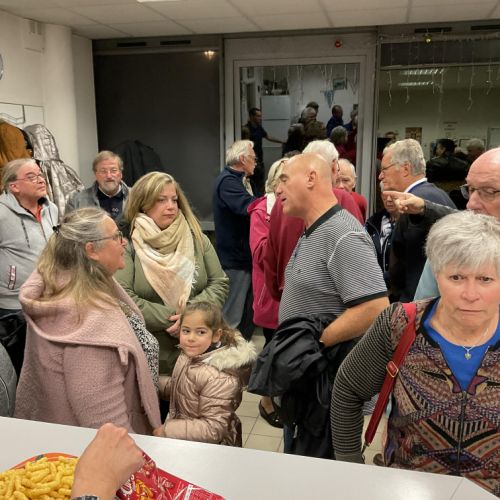 L'assemblé s'apprête à prendre l'apéritif avant d'attaquer le buffet.