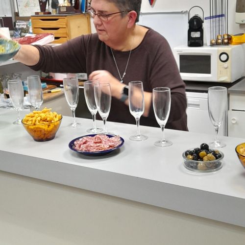 Nathalie prépare le buffet.