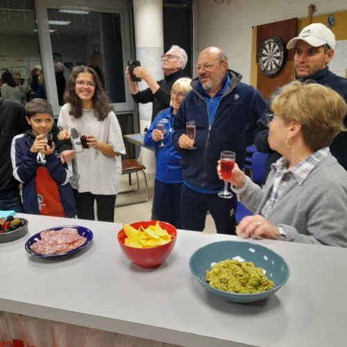 On lève son verre, coté gauche.