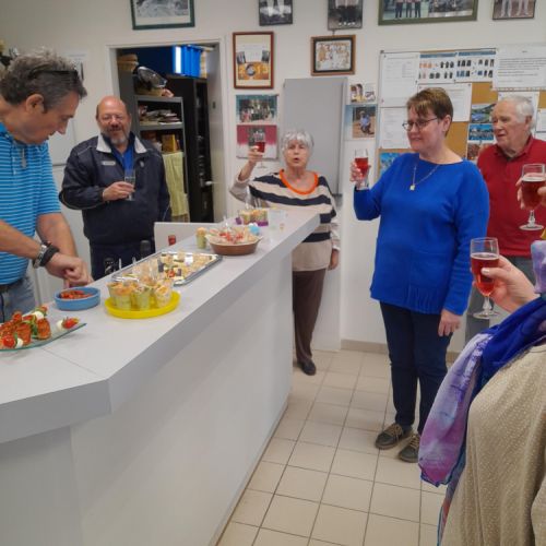 C'est parti. Françoise mène la chrorale d'une main de velours dans un gant de fer : Joyeux anniversaire Isabelle.